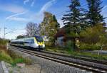 Talent 2 BR 3442 712 in der drei Löwen Farbgebung unterwegs auf der Gäubahn von Herrenberg Richtung Böblingen fährt hier gerade an einem alten Bahnwärterhaus vorbei.