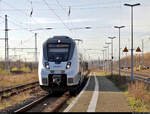 Nachdem die RB75 nach Lutherstadt Eisleben ihren baubedingten Startbahnhof Angersdorf auf Gleis 3 verlassen hat, kann dort der entgegenkommende 9442 118 (Bombardier Talent 2) einfahren.
Normalerweise durchfahren die RE den Bahnhof ohne Halt, doch wegen bauvorbereitender Kabel- und Oberleitungsarbeiten stand von Ende November bis Anfang Dezember, jeweils von 8:30 bis 15:30 Uhr, zwischen Angersdorf und Halle (Saale) nur ein Gleis zur Verfügung. Dadurch müssen die RE zur Seite genommen werden, bis die von und nach Halle-Nietleben abzweigende S-Bahn sowie der entgegenkommende RE den Abschnitt befahren hat. Die Fahrzeit verlängert sich so um rund 20 Minuten.

🧰 Abellio Rail Mitteldeutschland GmbH
🚝 RE 74731 (RE8) Leinefelde–Halle(Saale)Hbf
🚩 Bahnstrecke Halle–Hann. Münden (KBS 590)
🕓 4.12.2020 | 13:51 Uhr