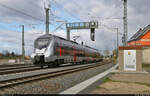 9442 608 und 9442 605 (Bombardier Talent 2) sind diesmal als Fernzug unterwegs, denn laut Zielanzeige geht es bis  Berlin Gesundbrunnen .
Aufgenommen am Ausfahrsignal des Bahnhofs Angersdorf.

🧰 Abellio Rail Mitteldeutschland GmbH
🚝 RE 74727 (RE8) Sangerhausen–Halle(Saale)Hbf
🕓 9.4.2022 | 9:50 Uhr