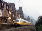 Am 31.7.1981 passiert noch im Morgennebel der erste LH-Airport-Express des Tages von Düsseldorf nach Frankfurt die historische Altstadtkulisse von Bacharach.