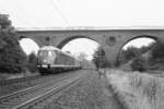 Im August 1983 waren die roten 430 bereits in der Minderheit. 430 411/111 unterquert auf der Fahrt von Dortmund nach Witten die Strecke Bochum-Langendreer - Dortmund-Lttringhausen.