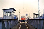 Zug der DB-Baureihe 456 vor der Drehscheibe des Bw Heidelberg, 03.11.1984