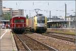 Gegenberstellung der Generationen: ES64U2-011 von TX LOGISTIK durchfhrt mit dem  DHL-Zug  von Lbeck Skandinavienkai nach Verona, den Bahnhof Mnchen Ost.