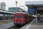 SVG: 1. Abschiedsfahrt mit dem  Roten Heuler  ET 65 zur Eisenbahn-Erlebniswelt Horb am Neckar. Wie anno 1978 fährt der Sonderzug bestehned aus dem 465 005-7 und dem 865 611-8 am 25. April 2015 im noch alten Bahnhof Stuttgart Hbf ein. In absehbarer Zeit wird diese Aufnahme Geschichte sein. Foto: Walter Ruetsch 