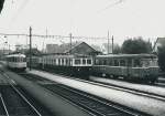 OeBB/DB: An Christi Himmelfahrt feiern die Männer in Deutschland den Vatertag. Vor 32 Jahren gönnten sich Eisenbahnfreunde zu diesem besondern Anlass mit dem Gläsernen Zug eine Sonderfahrt nach Balsthal zur Oensingen Balsthal Bahn. Dieser spezielle Zug mit Baujahr 1935 ist im Jahre 1995 bei einem Zugsunglück leider derart stark beschädigt worden, dass er im Jahre 1997 ausgemustert werden musste. Fahrzeugparade in Balsthal mit DB 491 001-4 ex DR ET 9101 (1935), ABDe 2/8 704 (1938(46)) ex GBS und Be 2/4 201 (1935) ex BLS. Während der ABDe 2/8 704 zum Klublokal der Eisenbahnfreunde Balsthal umfunktioniert wurde, ist der Be 2/4 201 für Uebungszwecke im Besitze des Kant. Zivilschutz-Kompetenzzentrums in Klus-Balsthal.
Foto: Walter Ruetsch