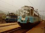 OeBB/DB: An Christi Himmelfahrt feiern die Männer in Deutschland den Vatertag. Vor 32 Jahren gönnten sich Eisenbahnfreunde zu diesem besondern Anlass mit dem Gläsernen Zug eine Sonderfahrt nach Balsthal zur Oensingen Balsthal Bahn. Dieser spezielle Zug mit Baujahr 1935 ist im Jahre 1995 bei einem Zugsunglück leider derart stark beschädigt worden, dass er im Jahre 1997 ausgemustert werden musste. OeBB Be 2/4 201 ebenfalls aus dem Jahre 1935 und DB 491 001-4 ex DR ET 9101 in Balsthal vereint an Christi Himmelfahrt im Juni 1982.
Foto: Walter Ruetsch
