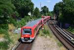 Ein Zug er Baureihe 474 erreicht den Bahnhof Blankenese.