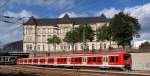 Vor dem schnen Museum fr Kunst und Gewerbe am Hamburger Hbf legt sich eine Doppeleinheit ET 474 als S1 Richtung Airport / Poppenbttel sanft in eine Kurve.