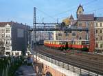 Das heute nicht mehr existierende Parkhaus am Bahnhof Zoo bot einen Logenplatz, um den Verkehr auf der Stadtbahn zu beobachten und zu fotografieren.Zwei S-Bahn-TW der Baureihen 476 und 477 begegnen