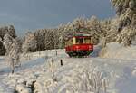 Am 29.01.23 wurde die Thüringer Bergbahn besucht. Es ging an die Flachstrecke Lichtenhain-Cursdorf. Es hatte viel geschneit und Frost kam auch dazu. 479 203 hatte Dienst und ist in  Cursdorf zu sehen.