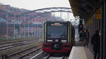 483 001 dient als Werbeträger der S-Bahn Berlin GmbH für  die Neue .
An der Seite ist noch eine rote Schleife foliert, auf der  Für Berlin und Brandenburg  steht.

Mit Anhang kommt der Zug in den Bahnhof Neukölln eingefahren. Im Hintergrund die Flügelsignale für die  Fernbahn  auf der inneren Ringbahn.

Seit dem 1.1.2021 fahren die Züge der Baureihen 483/484 von Stadler/Siemens zunächst auf der S47 zwischen Spindlersfeld und Hermannstraße und haben an den ersten beiden Tagen viele Fotografen auf sich gezogen.

Berlin, der 2.1.'21