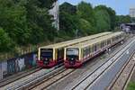 484 038 trifft auf 484 030 in Berlin Neukölln jeweils als Ringbahn. 484 038 links ist als S41 im Uhrzeigersinn auf dem Ring unterwegs während 484 030 als S42 gegen den Uhrzeigersinn auf dem Ring unterwegs ist.

Berlin 21.07.2023