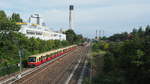 So langsam sieht man sie häufiger, die modernisierten und neu-lackierten Viertelzüge der BR 481, hier als Dreiviertelzug auf der Ringbahn in einem Umlauf der S41.
Im Hintergrund die Station  Hohenzollerndamm  und ein Dreiviertelzug der BR 480.
Aufgenommen von der Paulsborner Brücke.

Berlin, der 28. Juli 2020.