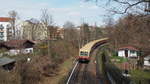 In der Verbindungskurve Halensee-Charlottenburg fährt eine unbekannt gebliebene Einheit der BR 485 auf der S46 von Charlottenburg Richtung Halensee mit Ziel Königs Wusterhausen (so ganz konnte ich es nicht entziffern, aber es steht rechts wohl  Wieder flott. Ich bin Verstärkung. Nr. 15  ).

Berlin, der 09.04.2021