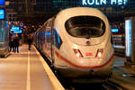 Der ICE-3 steh auf dem Gleis 6 im Kölner-HBF zur Abfahrt bereit.