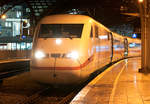 Der-ICE 2 steht im Kölner HBF zur Abfahrt bereit. Aufgenommen am 11.1.2019.