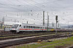 IC Steuerwagen 61 80 80-94 141-4 fähret am 08.10.2022 beim badischen Bahnhof ein.