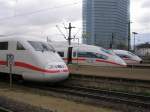 3x ICE in Mannheim Hbf    Gut zu erkennen, dass bei allen 3 ICEs die Schnauzen getauscht wurden, sie unterscheiden sich farblich vom Rest des Zuges.