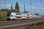 Die künftige Gäubahn ab Fahrplanwechsel. 

Es sollen die ehemaligen Westbahnzüge eingesetzt werden. Hier in Radolfzell steht -mit  Schweizer Parklicht - der IC 4106 mit der vorderen Steuerwagennummer 4010 106. (Nach Schweizer Nomenklatur müsste die Komposition dann eigentlich 4010 006 heißen. Ein Hinweis darauf findet sich aber außen am Zug nicht.)

Mit voller Nummer lauten die einzelnen Wagen: 
93 85 4010 106-1 <U>CH</U>-DB DBpzfa<SUP> 010.A</SUP> 
93 85 4010 206-9 <U>CH</U>-DB DBpkza<SUP> 010.B</SUP> 
93 85 4010 306-7 <U>CH</U>-DB DBpkza<SUP> 010.C</SUP> 
93 85 4010 406-5 <U>CH</U>-DB DBpbkza<SUP> 010.D</SUP> 
93 85 4010 506-2 <U>CH</U>-DB DBpdkza<SUP> 010.E</SUP> 
93 85 4010 606-0 <U>CH</U>-DB DApzfa<SUP> 010.F</SUP> 

Interessant ist dabei die Nummer nach dem österreichischen Elektro-Triebwagennummern in den Viertausenderzahlen, die Immatrikulierung im Schweizer Register mit 85 und die deutsche Besitzerin DB. Zugelassen sind die Fahrzeuge in der Schweiz, Österreich und -nach besonderer Vereinbarung- Deutschland.

Eine Schwalbe macht noch keinen Sommer, ein KISS noch keine S-Bahn, aber dieser Komfortable Innovative Spurtstarke S-Bahn-Zug dürfte demnächst die historische Re 4/4<SUP> II</SUP>-Herrlichkeit auf den letzten Metern nach Zürich beenden.

Oktober 2022.