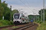 4110 613 setzt bei Blankenfelde auf den Weg zum Flughafen Schönefeld zum überholen an.