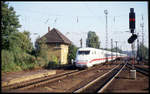 Ein ICE 1 rauscht hier am 29.08.1993 in voller Fahrt in Richtung Süden durch den Bahnhof Celle.
