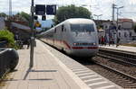 Der ICE 1 kommt aus Basel-SBB(CH) nach Berlin-Ostbahnhof)(D) und kommt aus Richtung Freiburg (Breisgau) und rast durch Emmendingen in Richtung Offenburg.