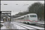 Weiss im und auf dem Gleis war es am 17.12.2005, als ein ICE 1 um 12.38 Uhr in Richtung Osnabrück durch den Bahnhof Natrup Hagen kam.