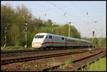 ICE 401017 erreicht hier am 6.5.2006 auf der Fahrt nach Hamburg den Bahnhof Hasbergen.