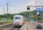 Am 25.05.2018 fährt ein unbekannter 401 den Bahnhof Treuchtlingen.