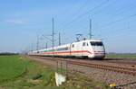Ein Triebzug der Reihe 401 war am 11.04.21 als ICE 696 nach Kiel unterwegs als Radis in Richtung Wittenberg passierte.