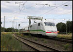 Mit grünem Streifen an den Motorwagen fährt hier der ICE 1021 nach Nürnberg am 20.7.2021 um 17.47 Uhr durch den Bahnhof Hasbergen.
