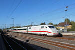 ICE 401 582-2 kommt aus Hamburg und rauscht am 07.10.2022 durch den Bahnhof Rotenburg (Wümme).