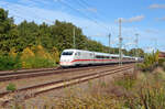 Ein Triebzug der Reihe 401 rollte am 16.10.22 als ICE 930 nach Frankfurt(M) durch Radis Richtung Halle(S).