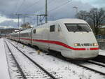 Auf Gleis 2 stand,am 20.November 2022,der 401 004,in Bergen/Rügen,nach Berlin Südkreuz,bereit.