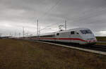 401 572 als ICE 1043 zum Ostseebad Binz am 18.02.2023 bei Samtens.
