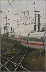 Durch das Gleisvorfeld von Hamburg-Altona schlängelt sich ICE 673 am 27.08.2011
