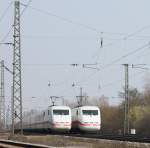 Spezialfoto einer ICE 1 Zugkreuzung: 401 077-3  Basel  (links) neben 401 076-5  Bremen  (rechts) am 04.04.2013 in Orschweier.
