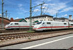 Während 401 069-0 (Tz 169  Worms ) im Hintergrund in Erfurt Hbf vorübergehend abgestellt ist, verlässt 401 057-5 (Tz 157  Landshut ) als ICE 599 (Linie 11) von Hamburg-Altona nach