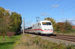 Ein als ICE 795 nach Leipzig verkehrender Triebzug der Reihe 401 passiert am 11.10.20 Greppin.