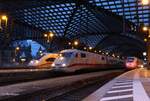 Abendstimmung am 17.10.2022 in Köln Hbf.
Zwischen zwei ICE4 steht der ICE1 401 516 in der Bahnhofshalle und warter auf die Abfahrt.
