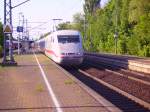 Ein ICE 1 rast durch Elmshorn.