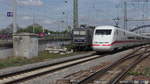Am 11.04.2017 fährt ein ICE1 (BR401) an drei abgestellten RBH Loks der Baureihe 143 (143 143, 143 086 und 143 638) in Mannheim-Waldhof vorbei.