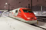 401 012 / 512 ist als ICE 691 von Berlin kommend in München Hbf eingetroffen. Er trägt die noch recht frische Beklebung des Werbepartners Ferrero und wird daher als  Duplo-ICE  bezeichnet. MH 20.01.2018