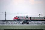 Tele-Blick auf 401 012-0 (Tz 112  Memmingen ) als verspäteter ICE 597 (Linie 11) von Berlin Hbf (tief) nach München Hbf, der bei Benndorf auf der Neubaustrecke Erfurt–Leipzig/Halle (KBS 580) fährt. Das Auto auf der B 6 war leider fehl am Platz. [4.2.2018 | 11:14 Uhr]