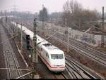 401 ??? als ICE 696 (Linie 11) von Frankfurt(Main)Hbf nach Hamburg-Altona - statt über Leipzig Hbf über Halle(Saale)Hbf - passiert den Abzweig Thüringen (At). Aufgenommen von der Brücke Dieselstraße, Halle (Saale). [28.3.2018 | 9:04 Uhr]