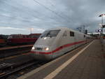 Hier steht ein ICE 1 der Baureihe 401 im Bahnhof Oldenburg(Oldb.)Hbf.
Er wird gleich in die Abstellung fahren nachdem er seine vierstündige Fahrt als ICE 776 aus Frankfurt Hbf beendet.
Er ist eine der wenigen ICE's die Oldenburg erreicht.
Aufgenommen im Sommer 2018.
Foto von SignalGrün bzw, SignalGrün [Trainsptt] Fotos.