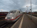 Hier steht ein ICE 1 der Baureihe 401 im Bahnhof Oldenburg(Oldb.)Hbf.
Er wird gleich in die Abstellung fahren nachdem er seine vierstündige Fahrt als ICE 776 aus Frankfurt Hbf beendet.
Er ist eine der wenigen ICE's die Oldenburg erreicht.
Aufgenommen im Sommer 2018.
Foto von SignalGrün bzw, SignalGrün [Trainsptt] Fotos.