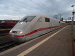 Hier steht ein ICE 1 der Baureihe 401 im Bahnhof Oldenburg(Oldb.)Hbf. Er wird gleich in die Abstellung fahren nachdem er seine vierstündige Fahrt als ICE 776 aus Frankfurt Hbf beendet. Er ist eine der wenigen ICE's die Oldenburg erreicht und er nimmt fast den längsten Bahnsteig am oldenburger Hauptbahnhof komplett ein, was auch ein besondres Bild ist. Aufgenommen im Sommer 2018. 
Foto von SignalGrün bzw. SignalGrün [Trainsptt] Fotos.