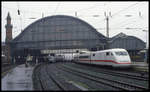 ICE 401515 steht 5.3.1995 um 12.05 Uhr bei starkem Regen vor der großen Bahnsteighalle in Bremen.