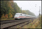 Im Morgennebel ist dieser ICE 1 am 18.10.2018 um 9.59 Uhr in Natrup Hagen in Richtung Ruhrgebiet unterwegs.